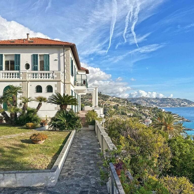 Appartement au dernier étage à vendre à Bordighera avec vue imprenable sur la mer, grande terrasse, cave et parking privé.