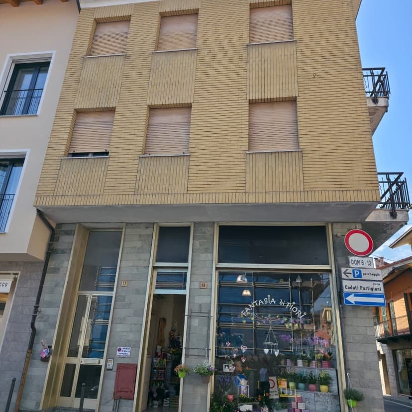 Idéal investisseur ! Petit immeuble à vendre comprenant un local commercial et deux appartements à rénover.