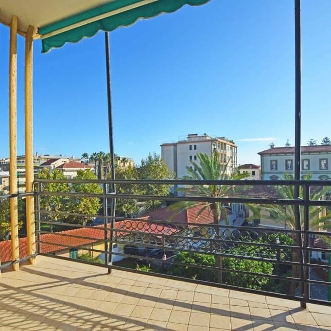 Appartement 3 chambres à vendre au dernier étage, en plein centre de Bordighera, avec terrasse et vue dégagée.